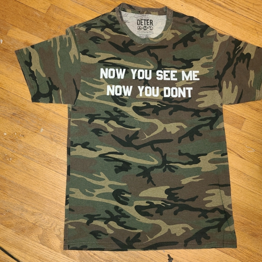 Deter Urban Outfitters Camo Text Graphic Tee M